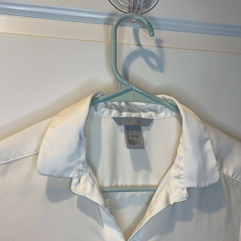 H&M button down blouse. - Picture 5 of 6